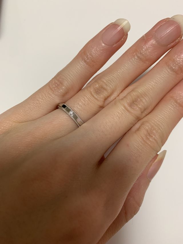 両サイドに施されたミル打ちのデザインです。