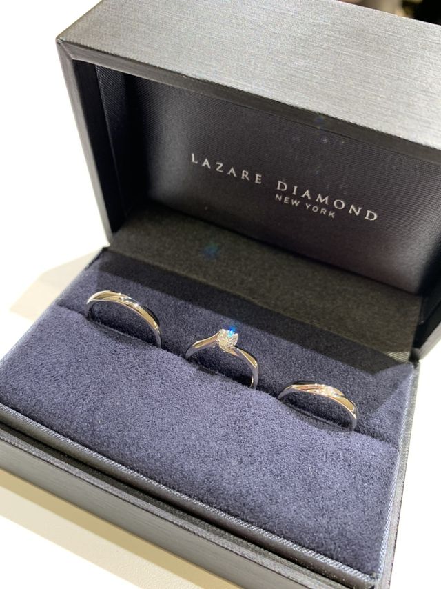 真ん中が婚約指輪、右・左が結婚指輪