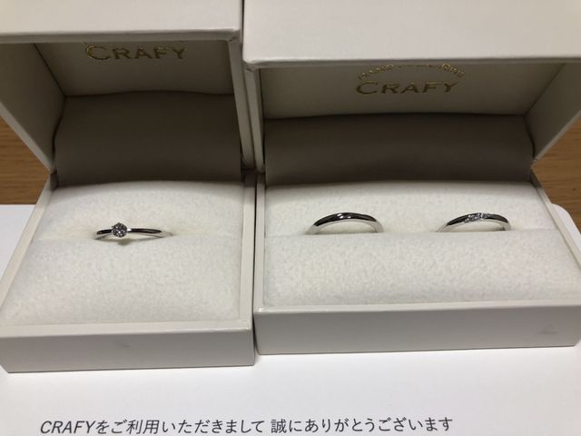 左が婚約指輪、右が結婚指輪です。