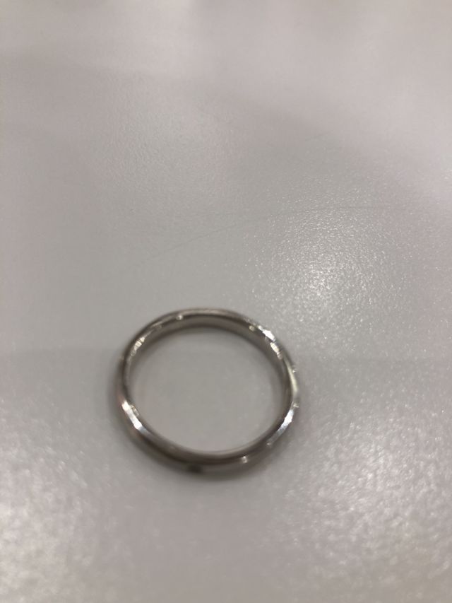 少しウェーブをいれています。真ん中にダイヤを1ついれました。