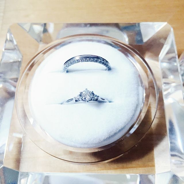 上 結婚指輪、下 婚約指輪