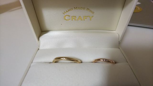 ウェーブの形はお揃いで
シャンパンゴールドとピンクゴールド