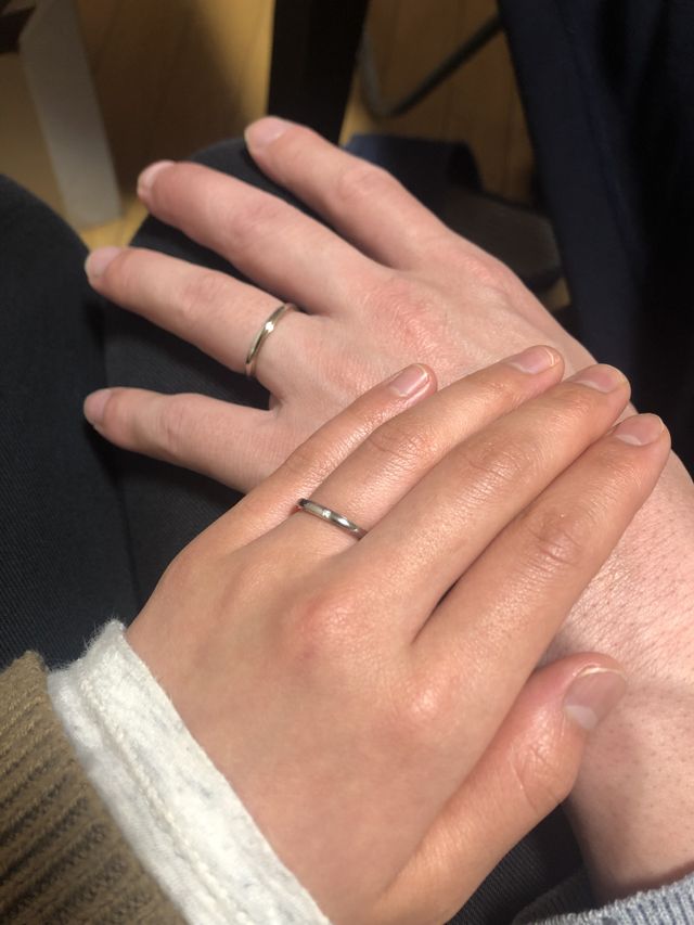 スリムでシンプルなデザインが魅力の指輪です。