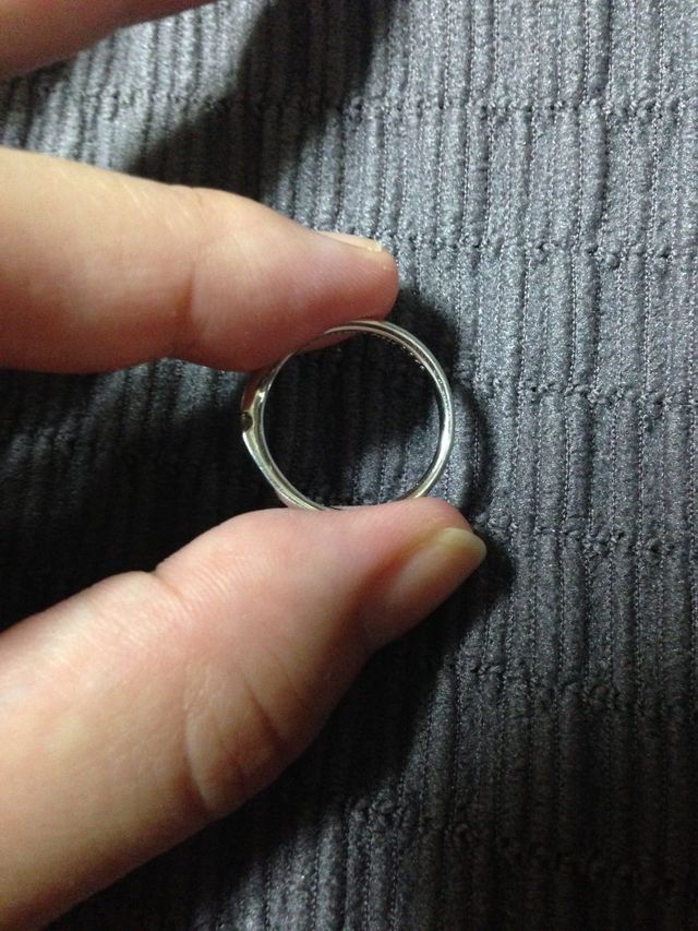 横から見るとリングが丸くなっています。