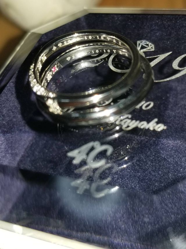 結婚指輪です。中にお互いの誕生石とイニシャルが入ってます。