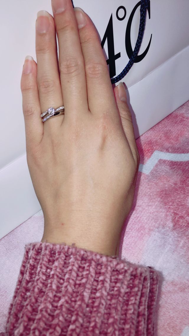 買ってきた日婚約指輪とセットで。下の指輪が4℃のものです
