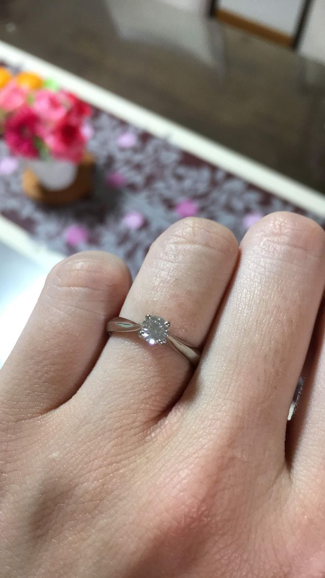 着用時の婚約指輪です。