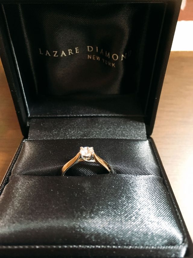 婚約指輪のケースは購入せず、スタンダードなものです。