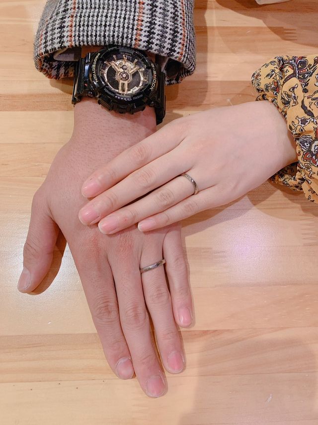 相手の指輪を作りあいしました。お互いの誕生石入りです。