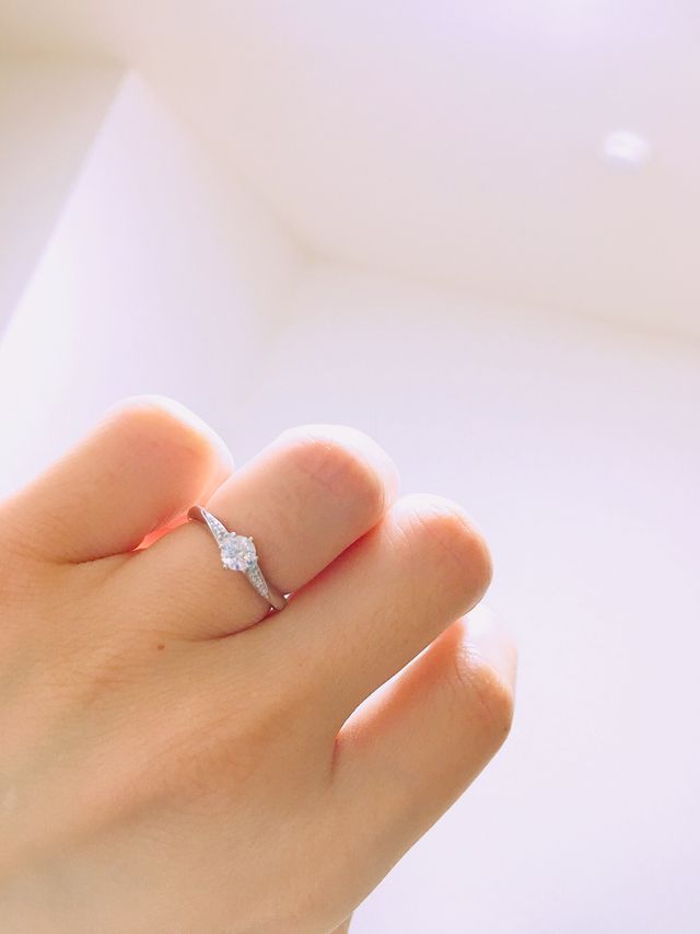 センターのダイヤが引き立つデザイン