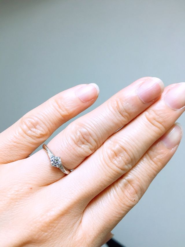 両サイドにメレダイヤがデザインされていてエレガント