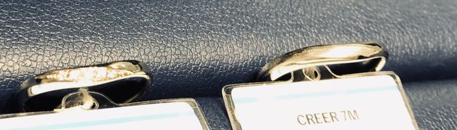 プラチナです
色味は実際はシルバーです