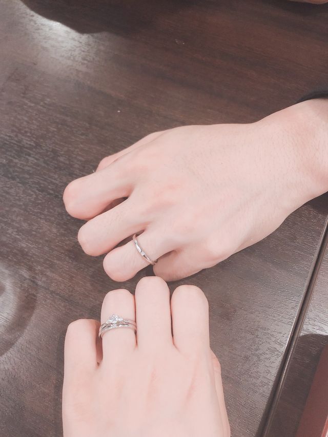 指輪を受け取り、ふたりでつけてみた時の写真です。