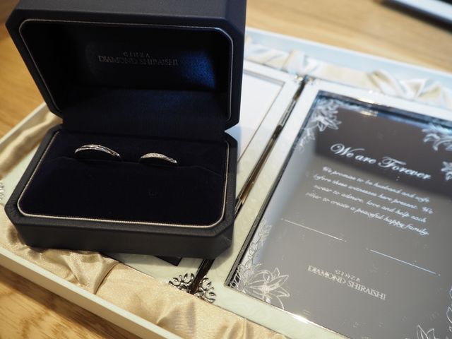 クリスマスフェアの特典と共に結婚指輪を撮りました。