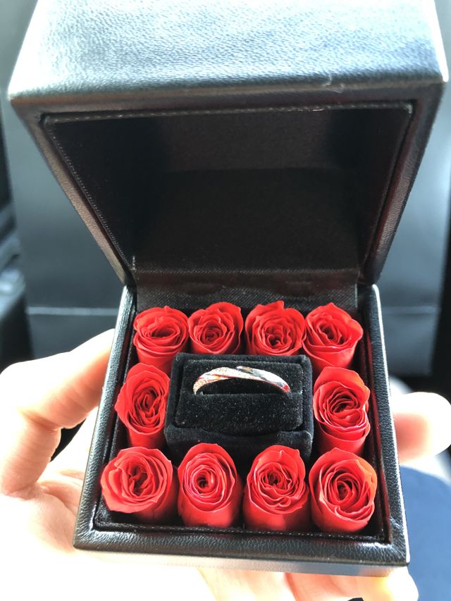 どの角度から見てもダイヤが綺麗に輝いています。