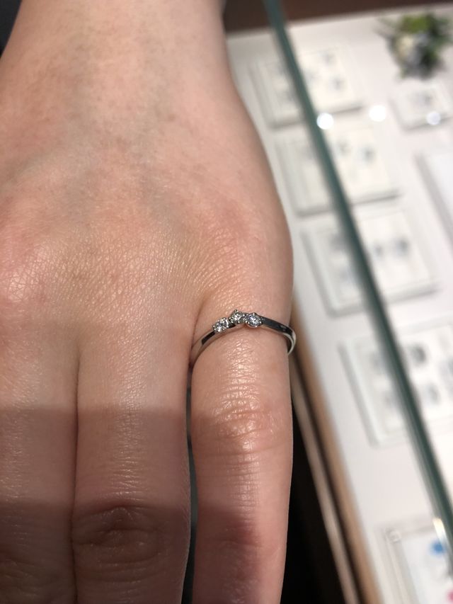 3つのダイヤが素敵な指輪です