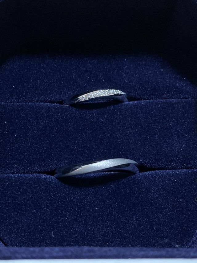 結婚指輪は婚約指輪とのセットリングです。