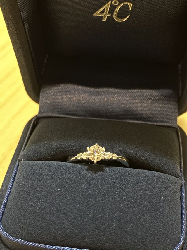 婚約指輪
ダイヤが5つのリング部分はウェーブラインです。
