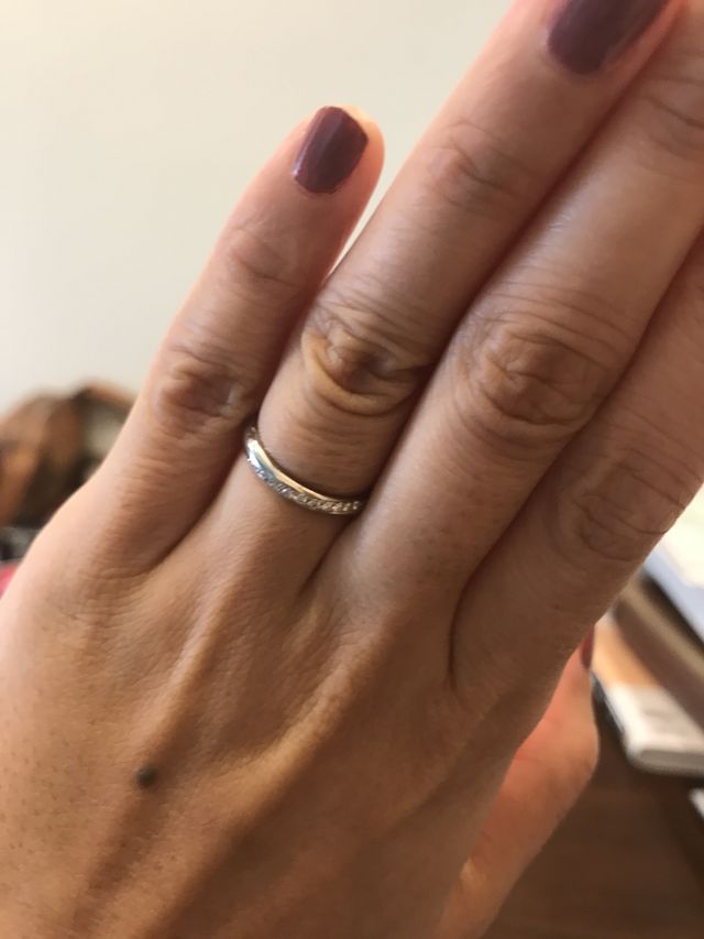 斜めにダイヤモンドが入ってます