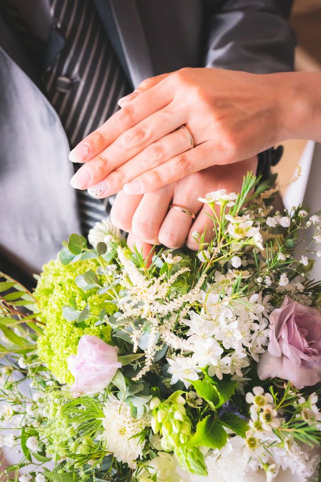 結婚式でブーケと一緒に撮ってもらった写真です