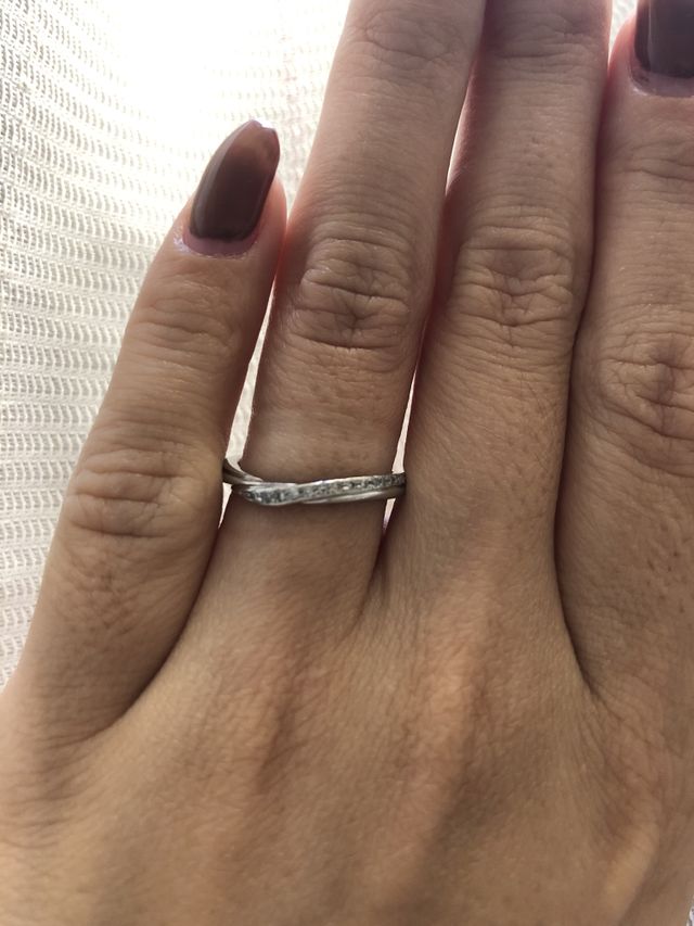 表の部分には小さいダイヤが並べられてます。