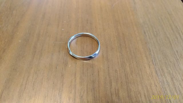 キラキラしたデザインな上、薄くて軽くつけ心地が最高です。