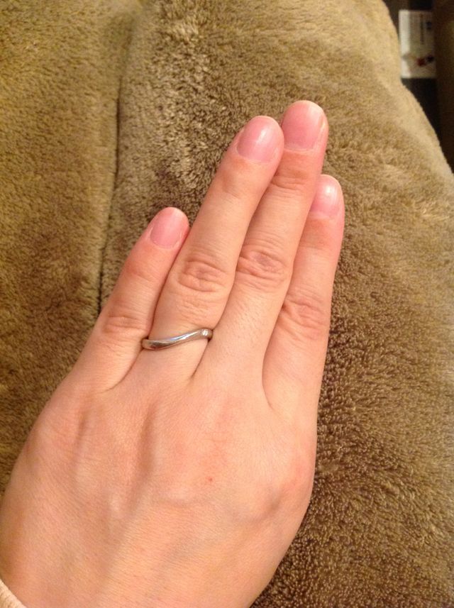 S字ラインが指に沿い、つけ心地の良いマリッジリングです。