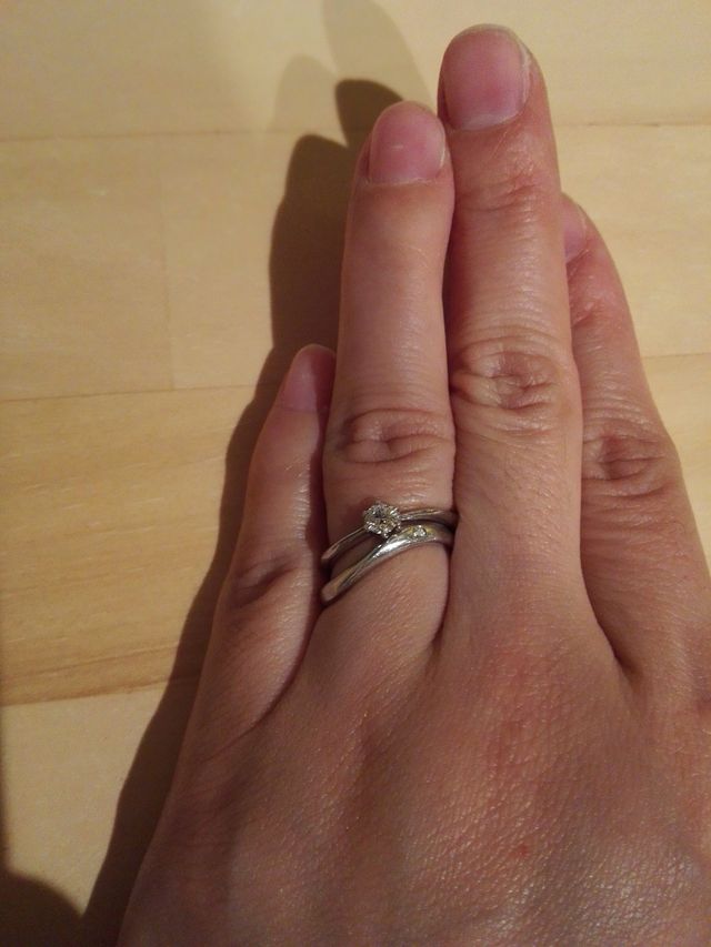 つけやすいSライン、中心が細く石の輝きを引き立てます。