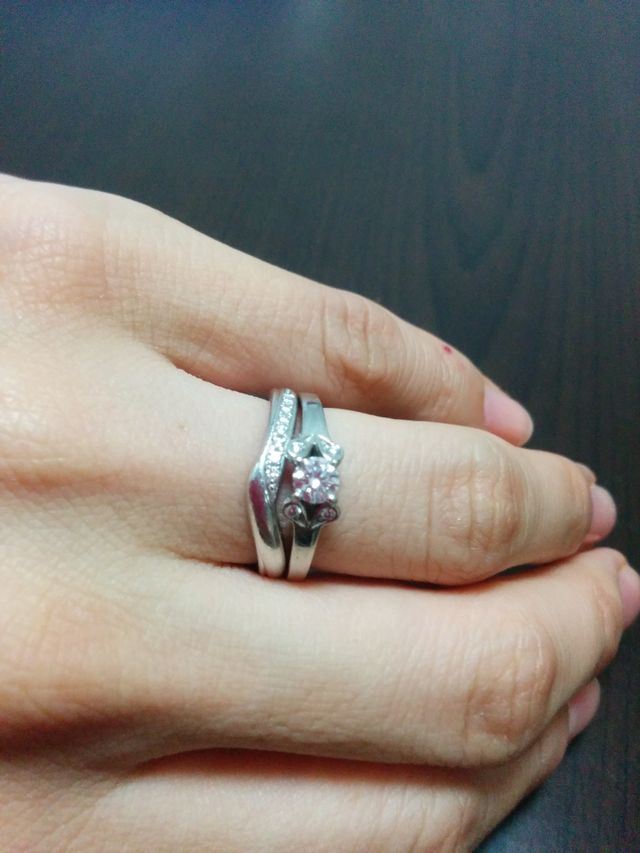 婚約指輪（カルティエ：バレリーナ）と重ね着け