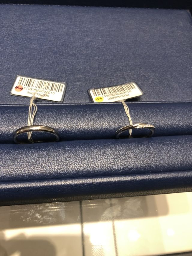 新郎はシンプルなデザイン、新婦はTPOを問わないデザイン