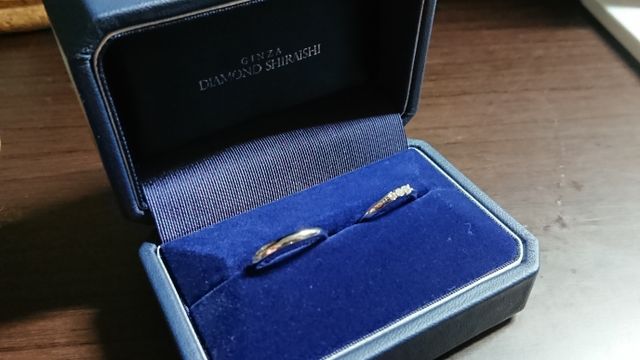 ボックスの高級感が指輪の輝きを引き立たせています。