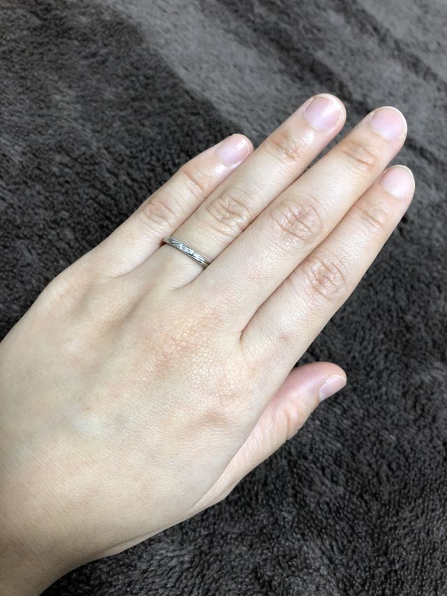 三つのダイヤは過去.現在.未来と意味があり、リングは細身です