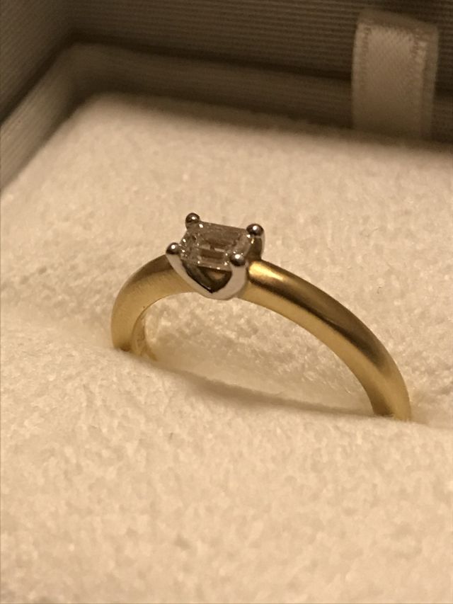 エメラルドカット。リングはイエローゴールドの艶消し加工です。