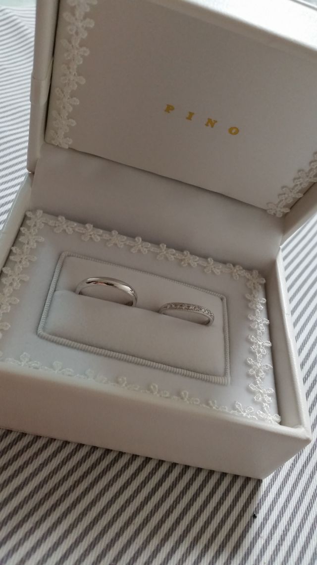 主人はシンプル、私はミル打ちでダイヤがぎっしりな結婚指輪に♪