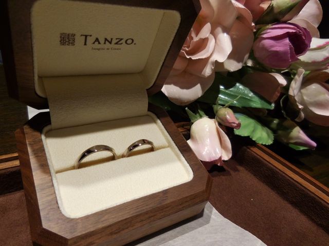 素敵なケースに入っているオリジナルデザインの結婚指輪です