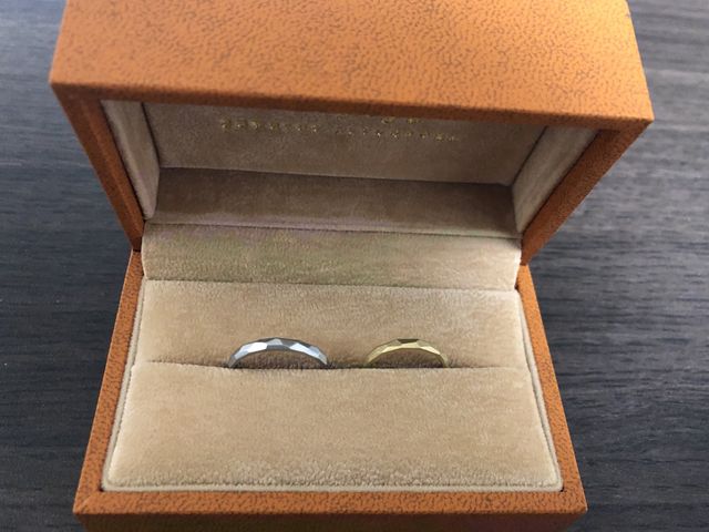 プラチナのスタイリッシュマットとゴールドのマットです。