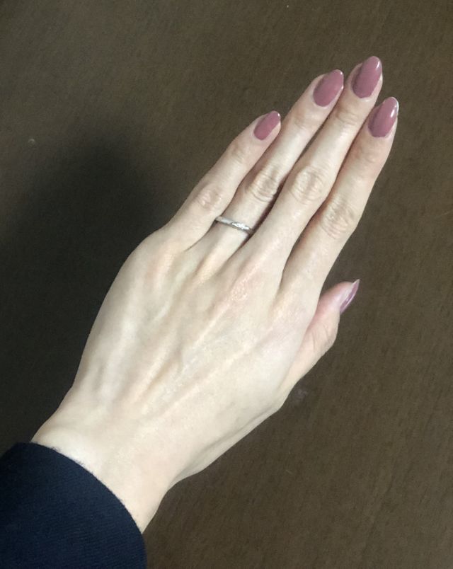 細身でデザインがとても可愛いです。ねじりで指が長く見えます。