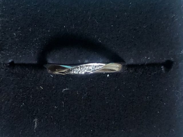 ねじりと石で、オシャレでありつつ普段使いにもぴったりです。