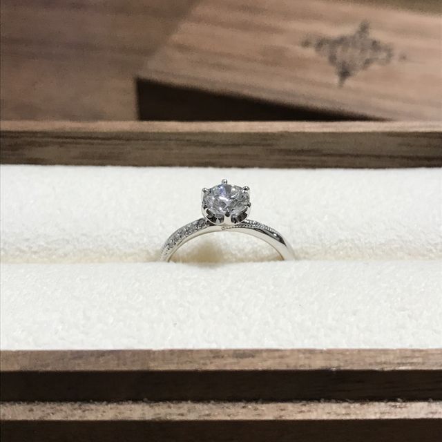 斜めから入ったメレダイヤとミル打ちがとても綺麗です。