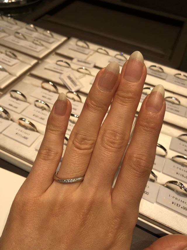 ダイヤがハーフぐらい付いてる指輪です。