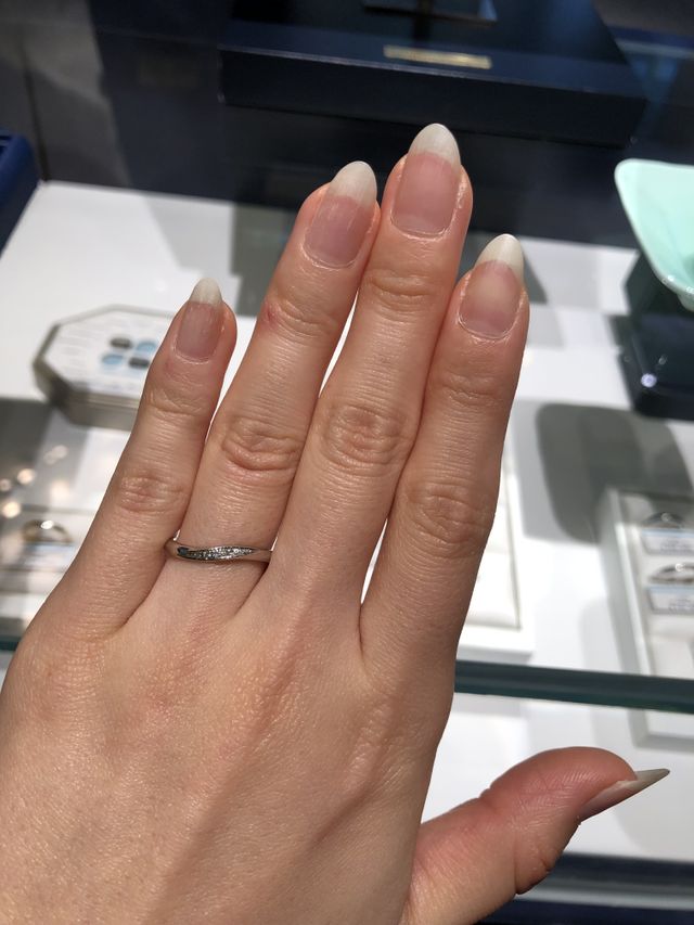 キラッと見えるダイヤがとてもかわいい指輪です。