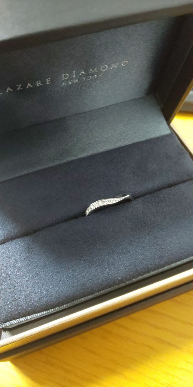 指につけた時に半面だけメレダイヤが付いてます