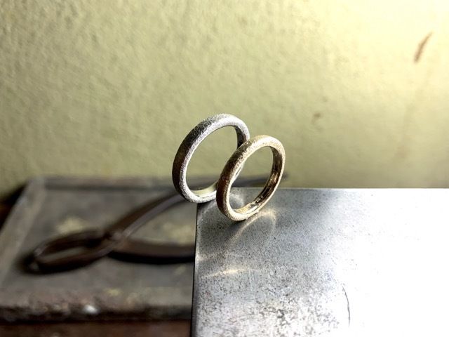 経年を楽しめるような素材感の指輪でした。