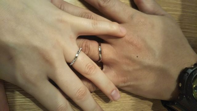 指輪購入後お昼ご飯を食べる前にお互いの手を重ねて撮影した。