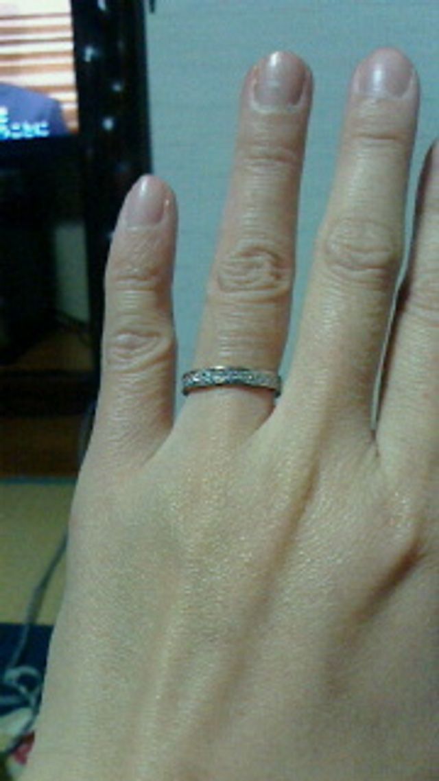 指輪を着けています。ダイヤモンドが散りばめられて華やかです。