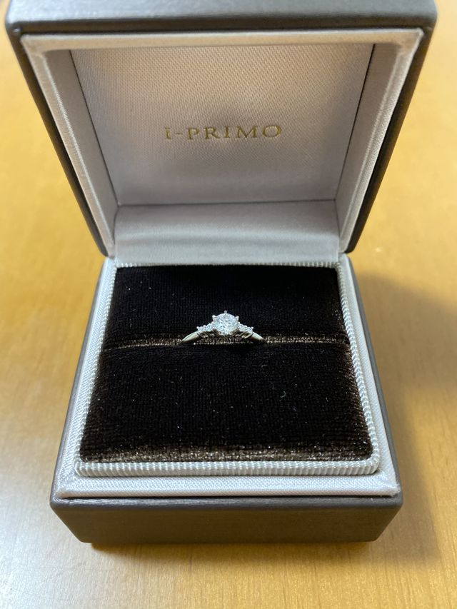 光が当たるとキラキラと輝きます。