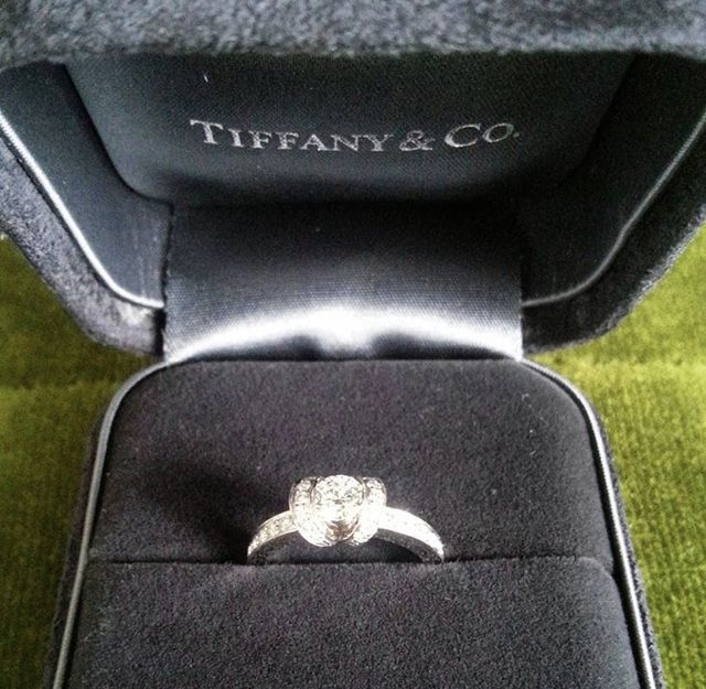 ダイヤモンド リボン エンゲージメント リング