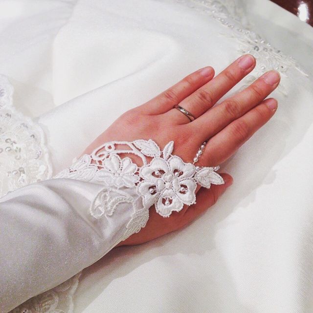 結婚指輪とグローブ