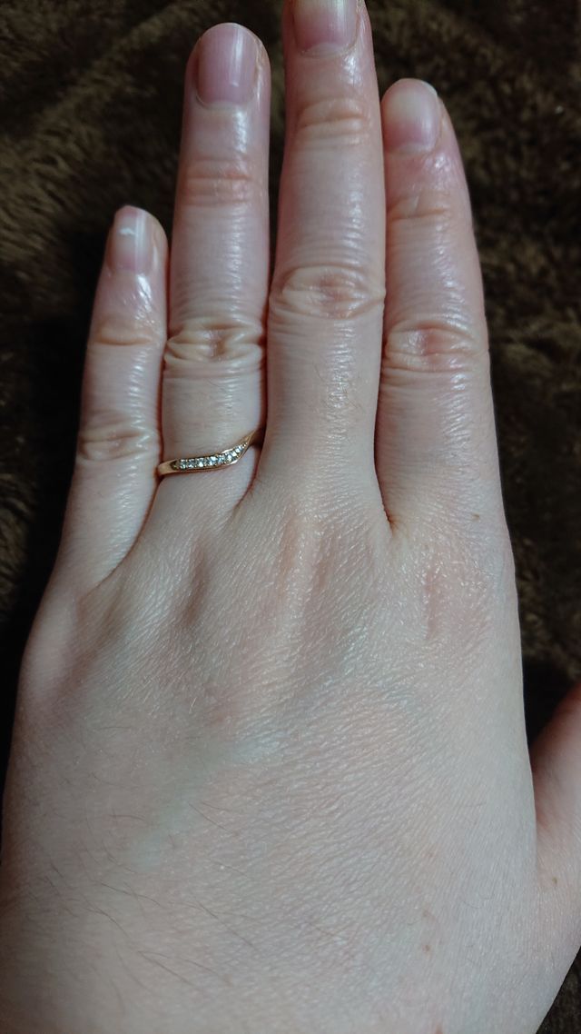 指も細く見えるデザインです。