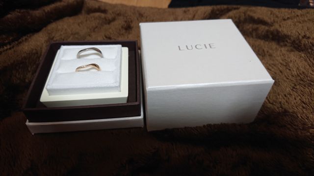 箱はシンプルでした。私のはピンクゴールドで旦那はプラチナ。